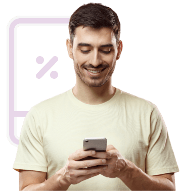 Homem sorrindo e segurando um celular